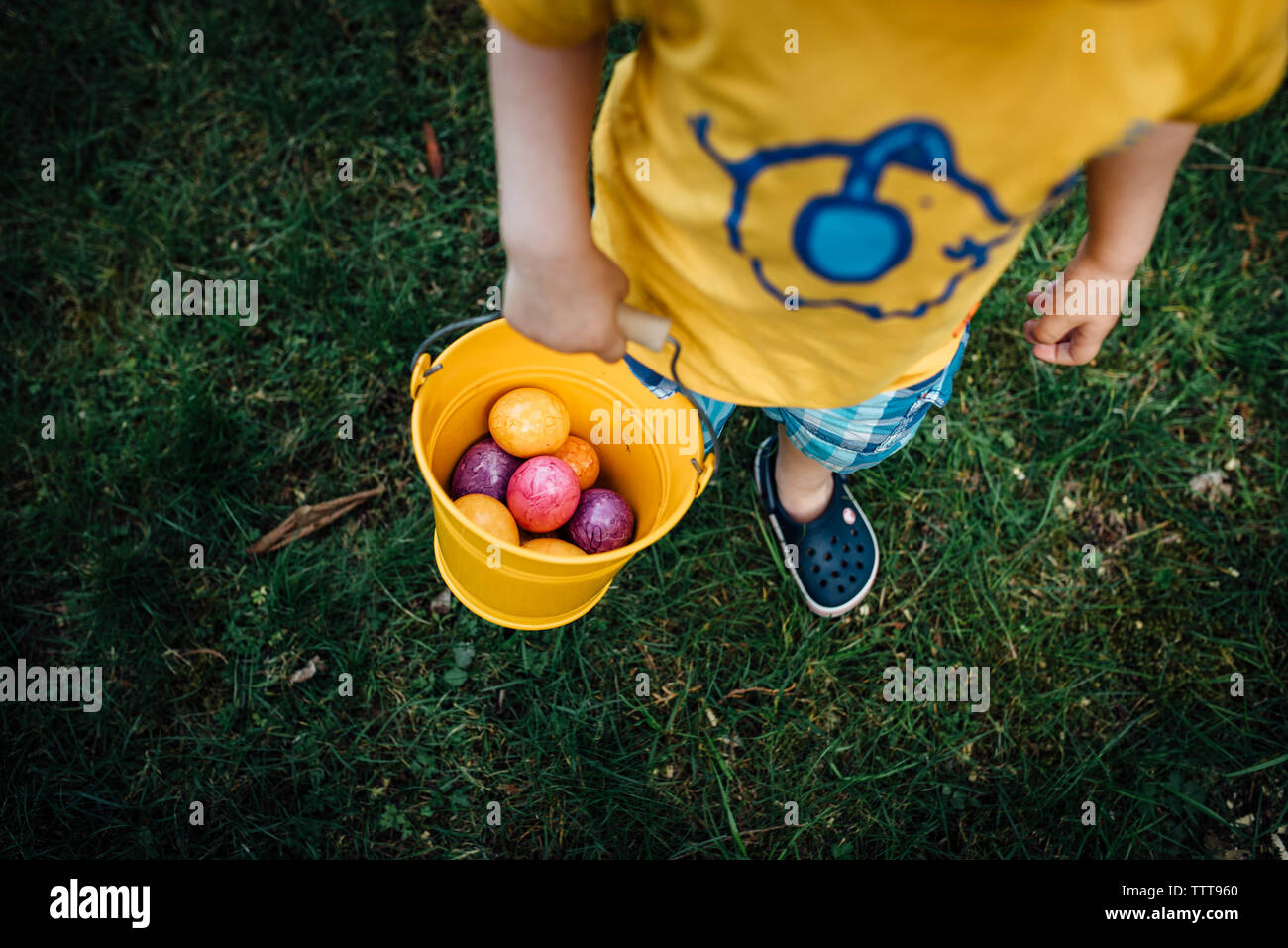 Little Boy ricerca di uova di Pasqua in primavera su un uovo hunt Foto Stock