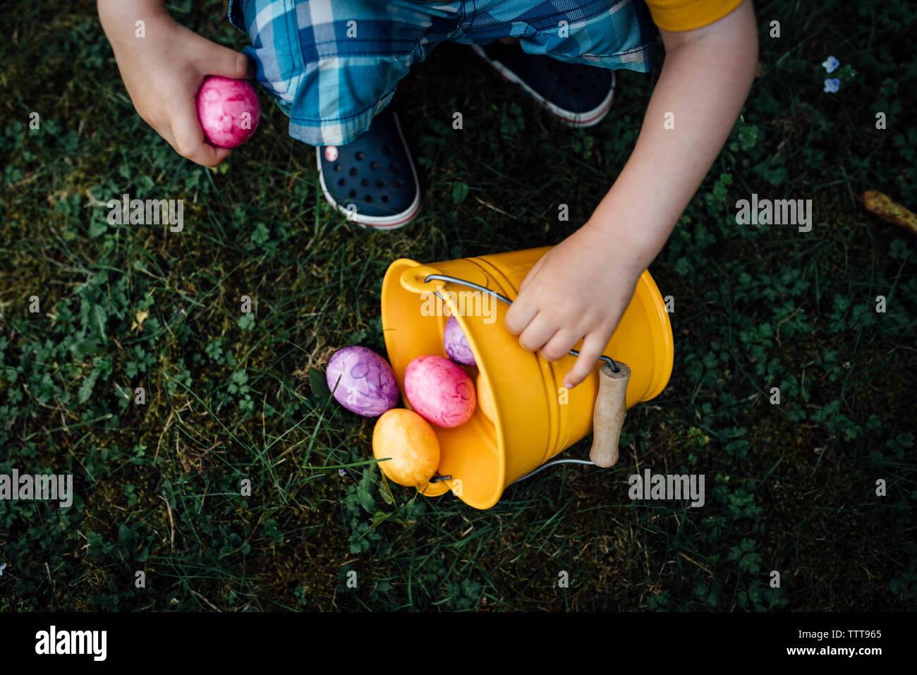 Little Boy ricerca di uova di Pasqua in primavera su un uovo hunt Foto Stock