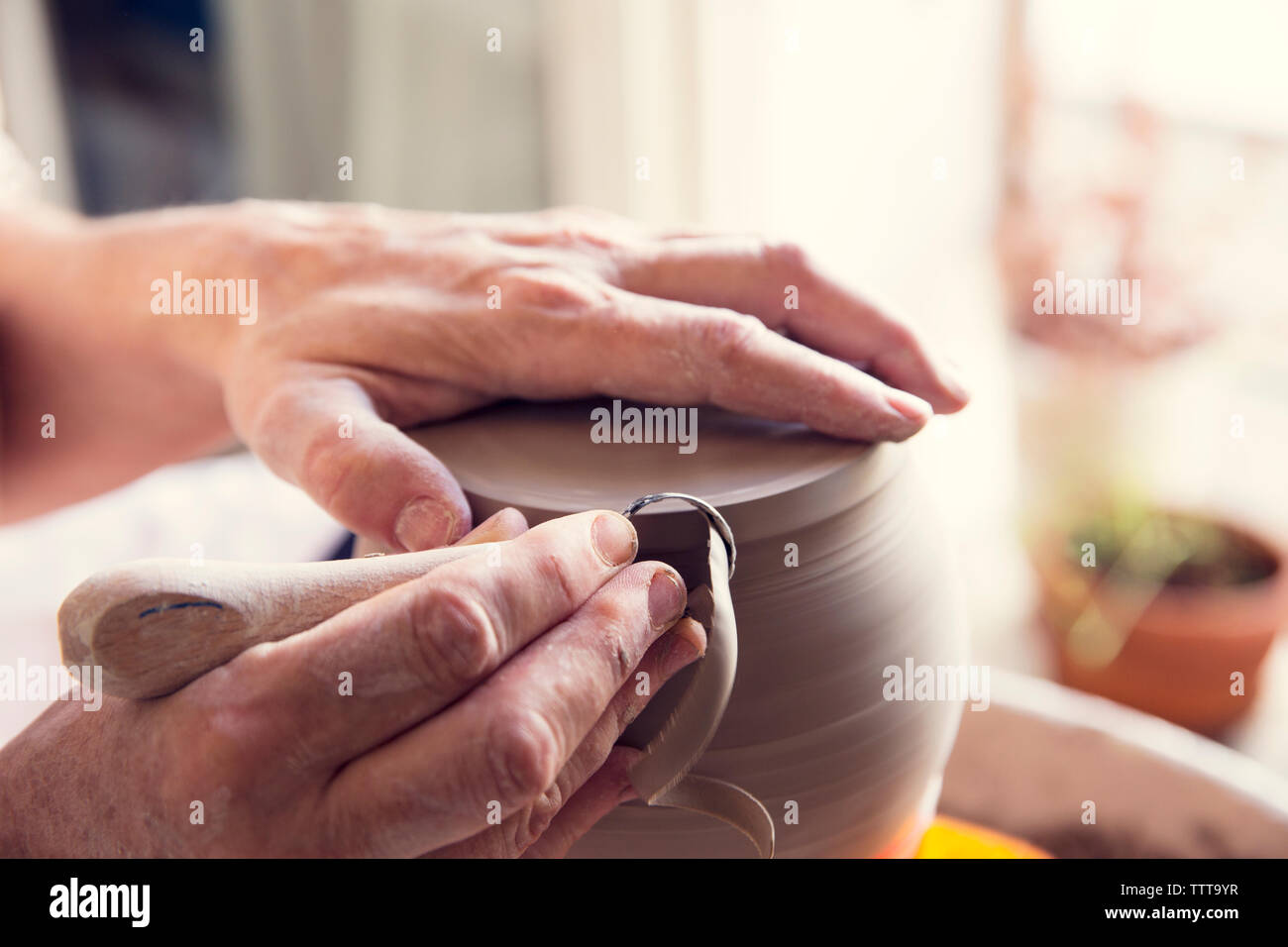 Immagine ritagliata della donna forma di stampatura a Creta in officina Foto Stock