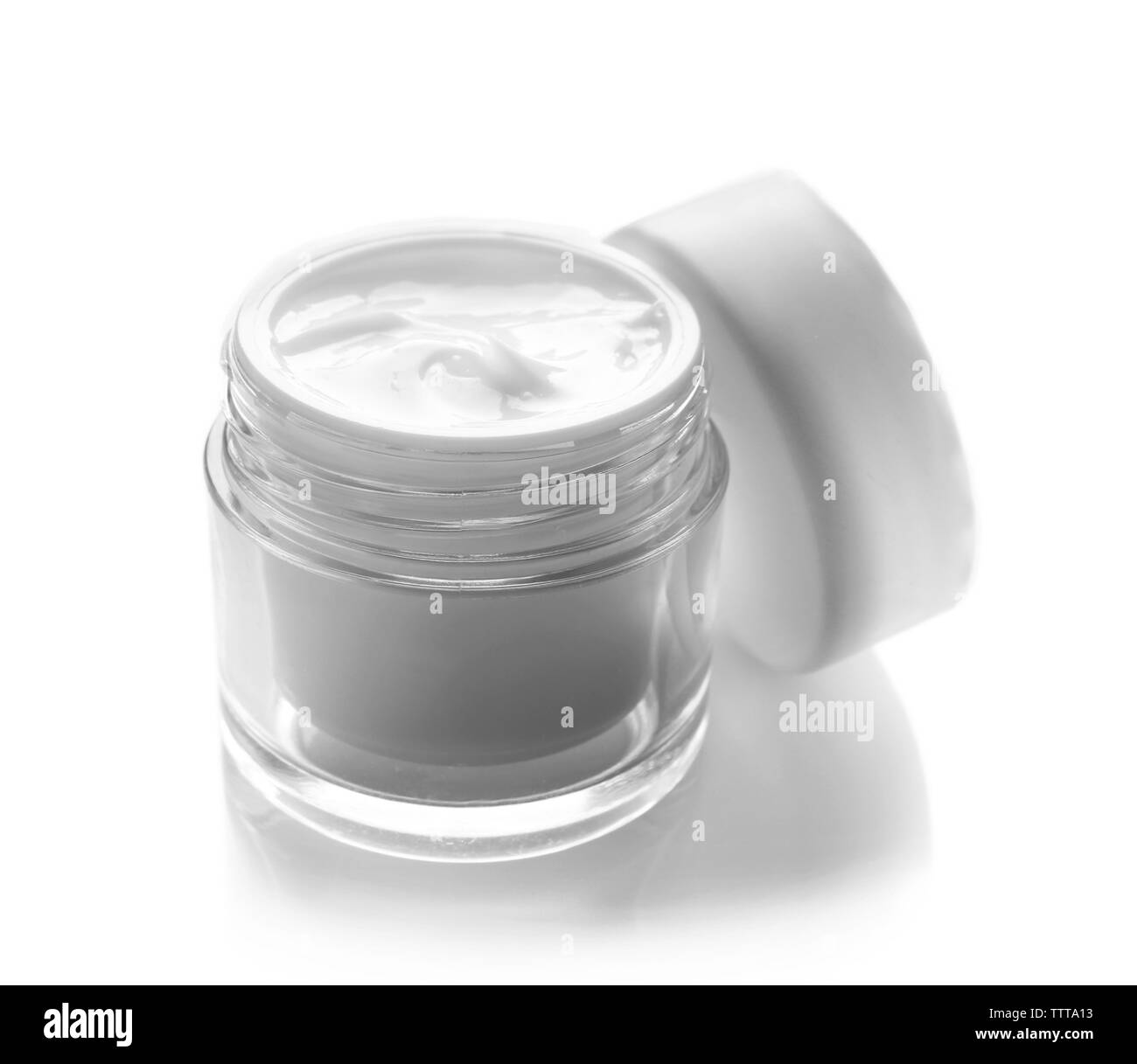 Ciotola di vetro di crema per il viso isolato su bianco Foto Stock