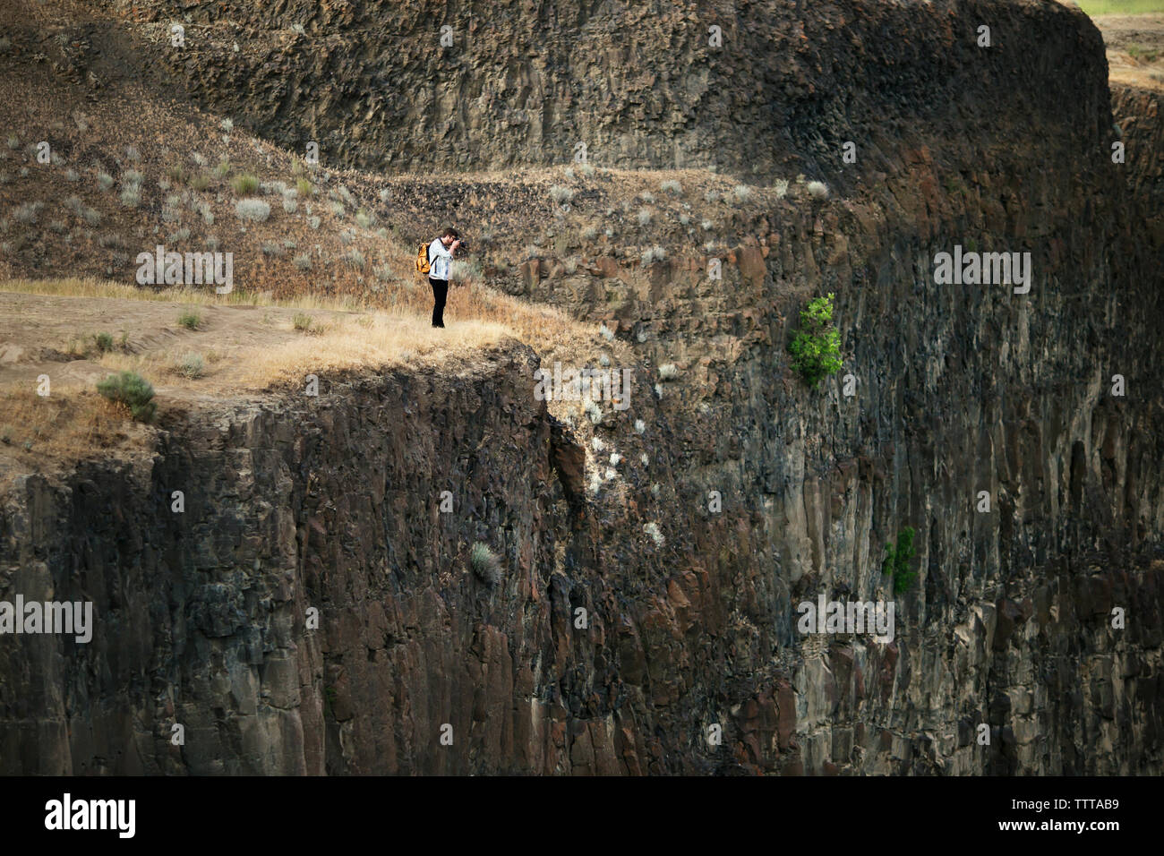 Escursionista maschio fotografare mentre si sta in piedi sul monte Foto Stock