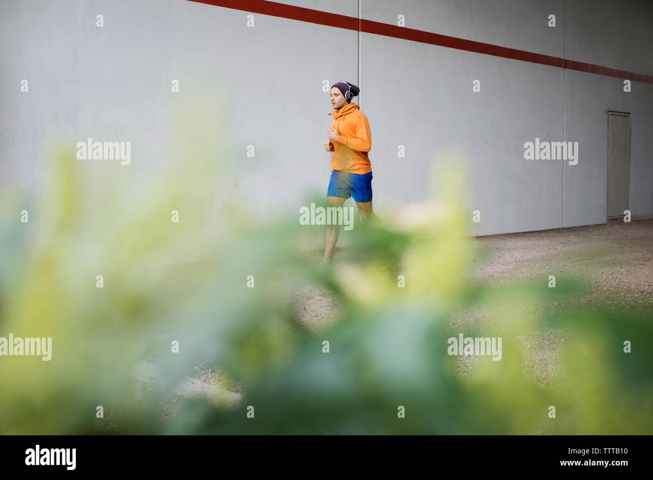 Determinato atleta maschio in esecuzione su sentiero Foto Stock