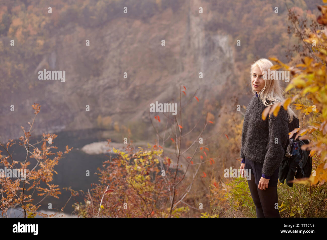 Ritratto di donna in piedi sulla montagna durante l autunno Foto Stock