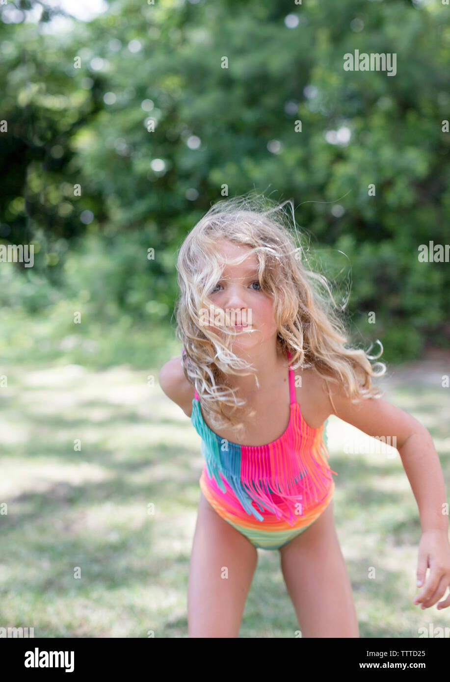 Ragazza giovane godendo di estate Foto Stock