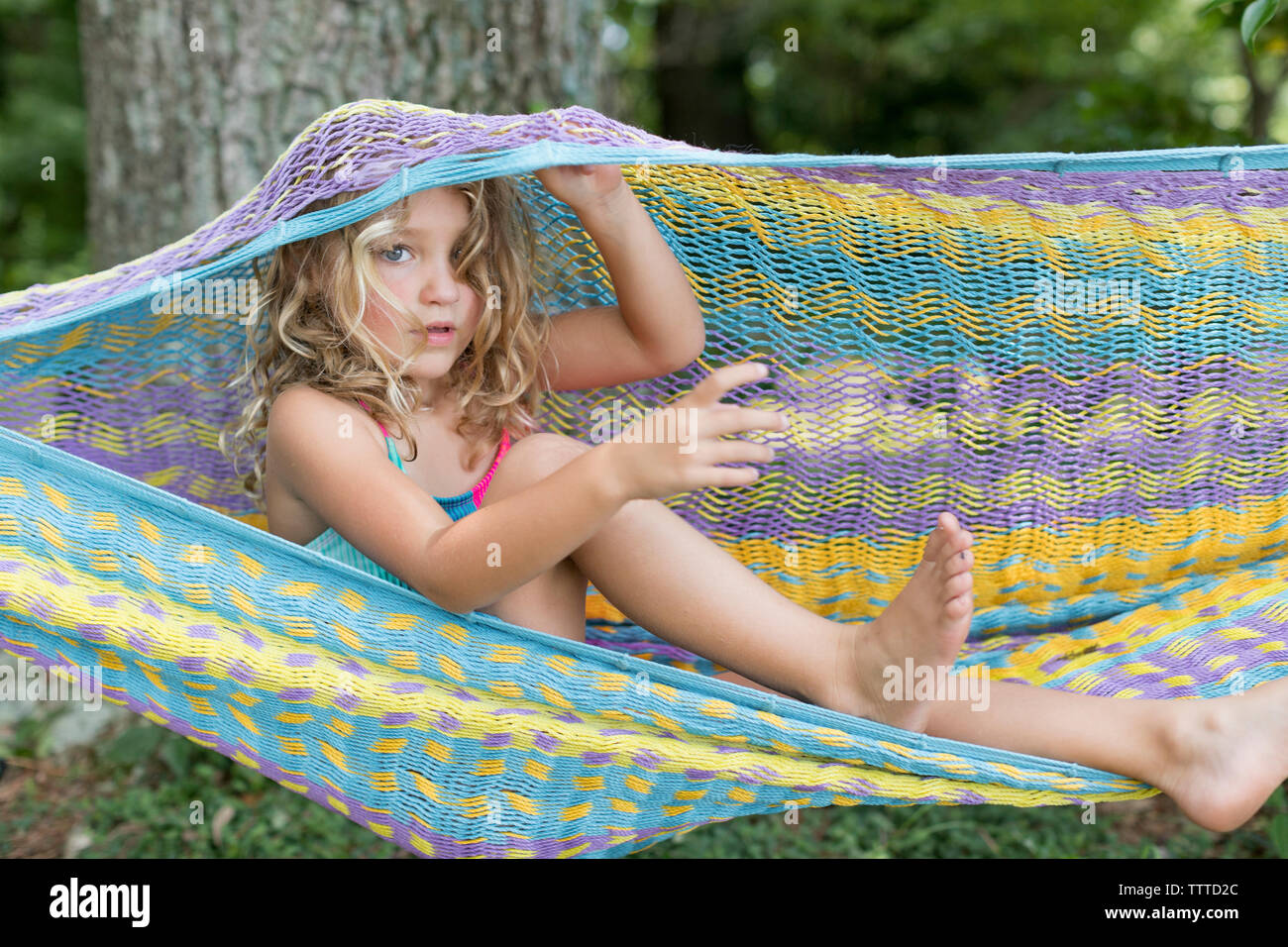 Ragazza giovane godendo di estate in un amaca Foto Stock