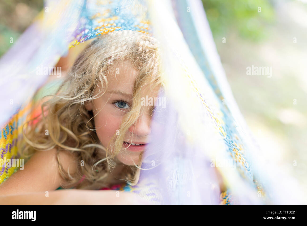 Ragazza giovane godendo di estate con i capelli in spiaggia Foto Stock