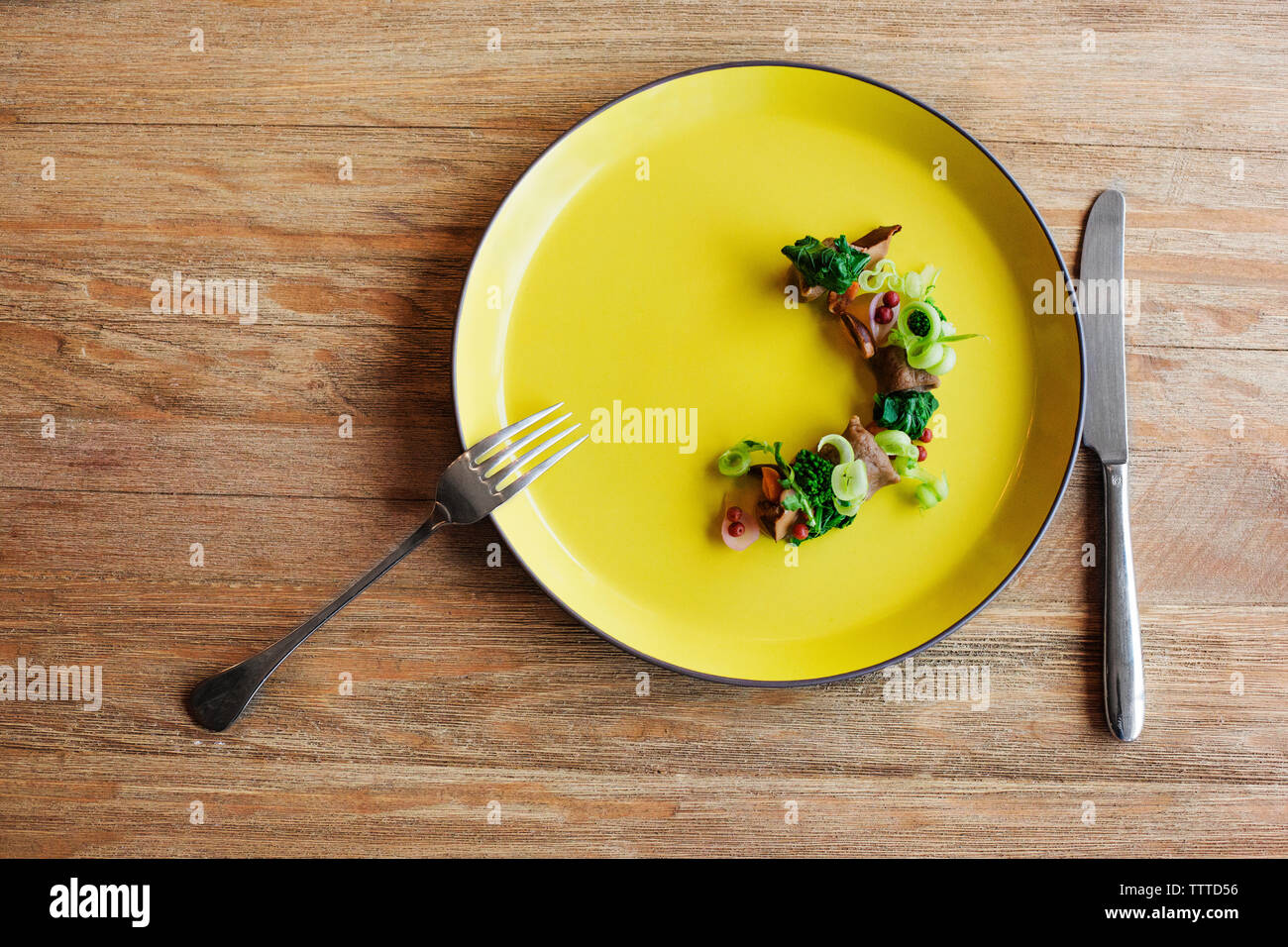 Vista aerea di insalata con coltello e forchetta sulla tavola Foto Stock