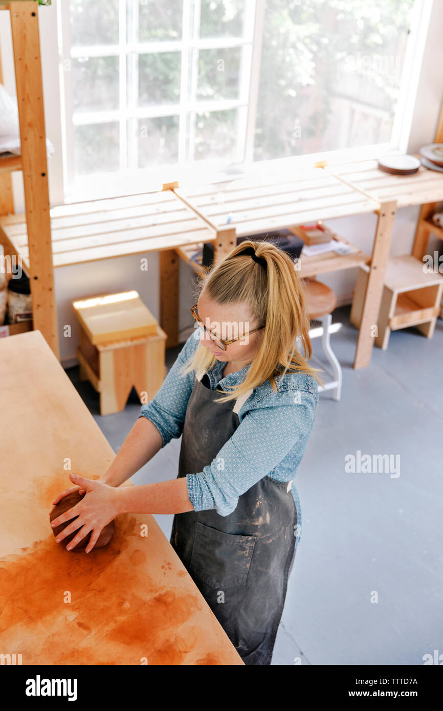 Vista aerea della donna che lavorano nel laboratorio di ceramica Foto Stock