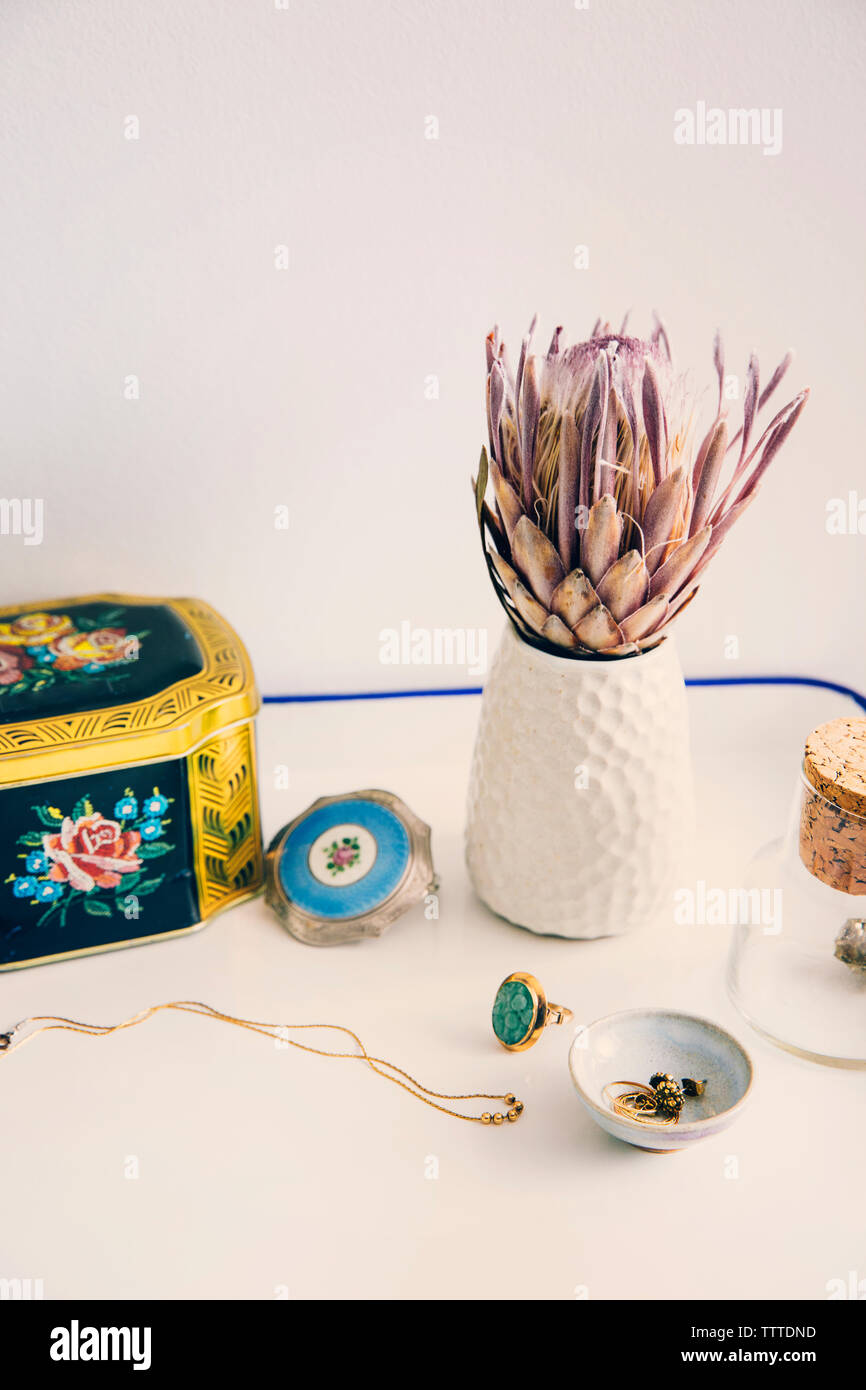 Angolo di Alta Vista della scatola e gioielli dal vaso di fiori sul tavolo Foto Stock