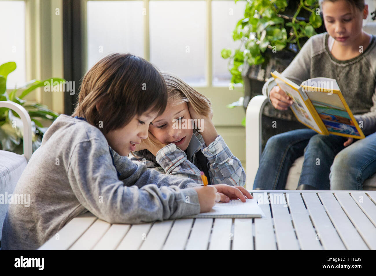 Figli che studiano in camera durante la gita Foto Stock