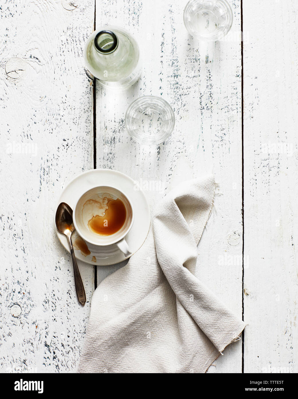 Alta vista angolare di avanzi con il tovagliolo sulla tavola di legno Foto Stock