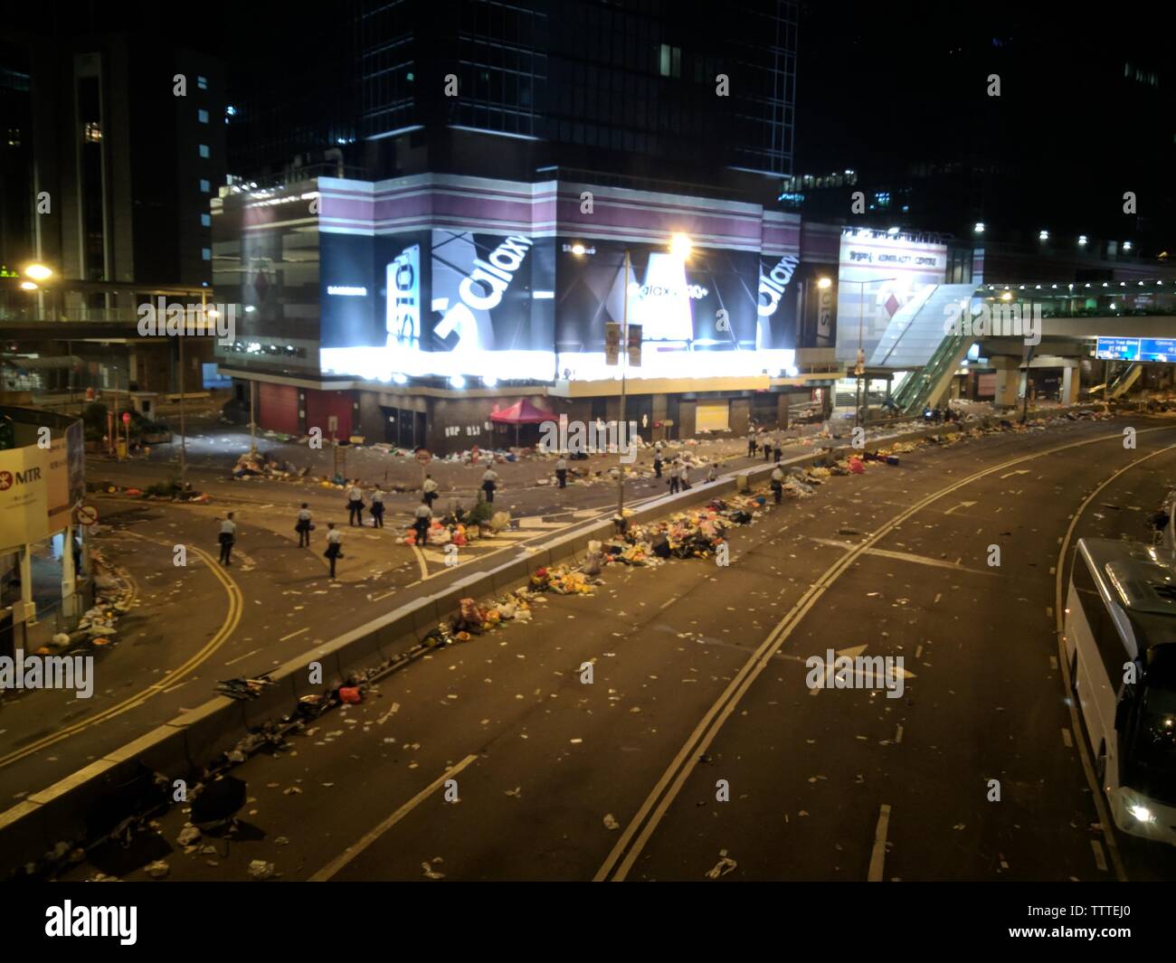 Hong Kong, 13 Giugno 2019 - polizia era sulla scena dopo la folla di protesta contro la legge in materia di estradizione verso sinistra Admiralty. Foto Stock