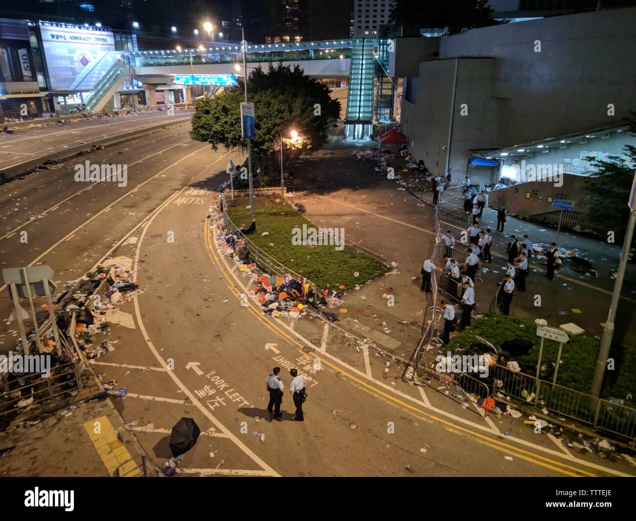 Hong Kong, 13 Giugno 2019 - polizia era sulla scena dopo la folla di protesta contro la legge in materia di estradizione verso sinistra Admiralty. Foto Stock