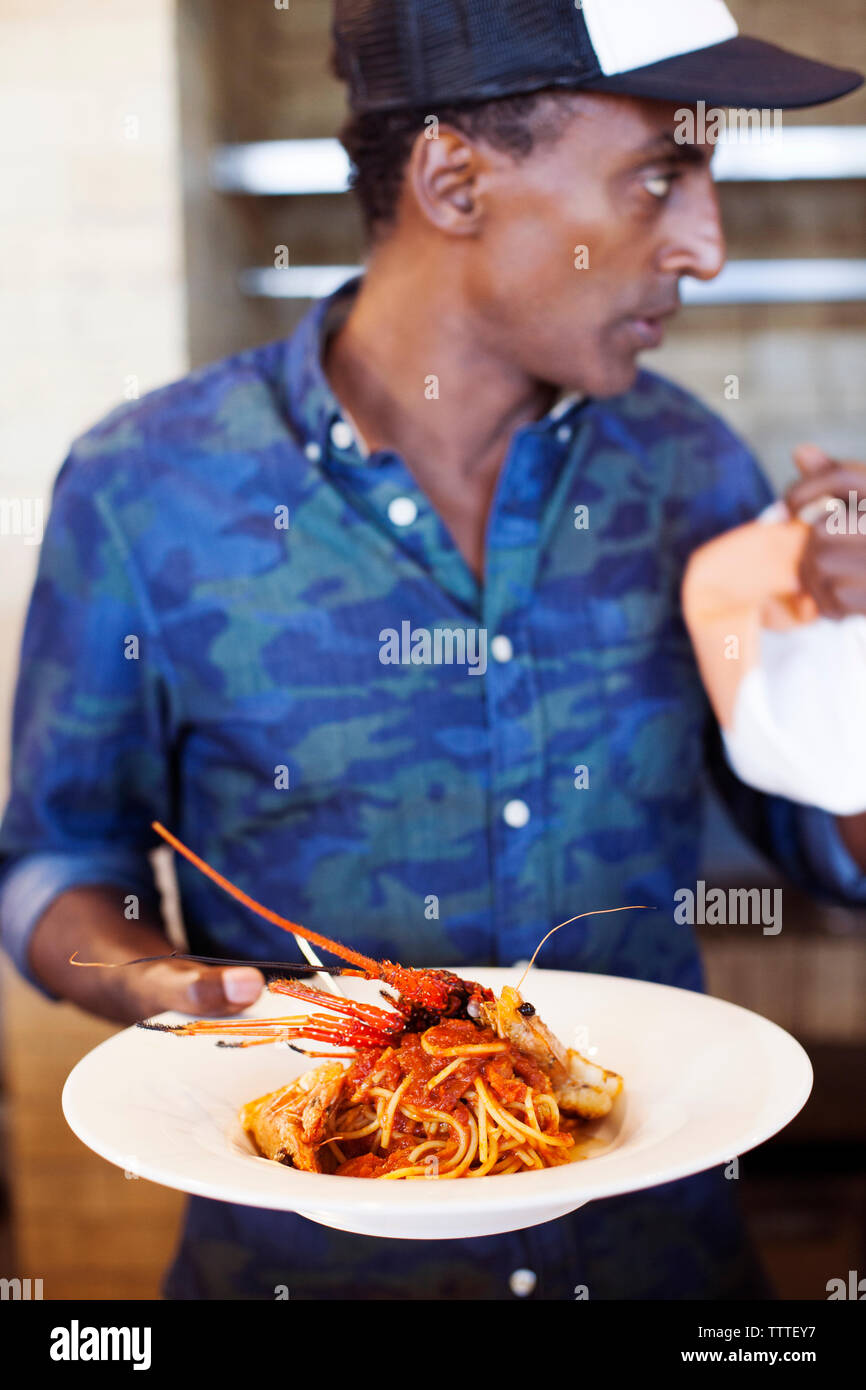 BERMUDA. Hamilton. Hotel Hamilton Princess & Beach Club. Marcus' Restaurant. Lo chef Marcus Samuelsson sta provando un piatto di pasta in cucina. Foto Stock