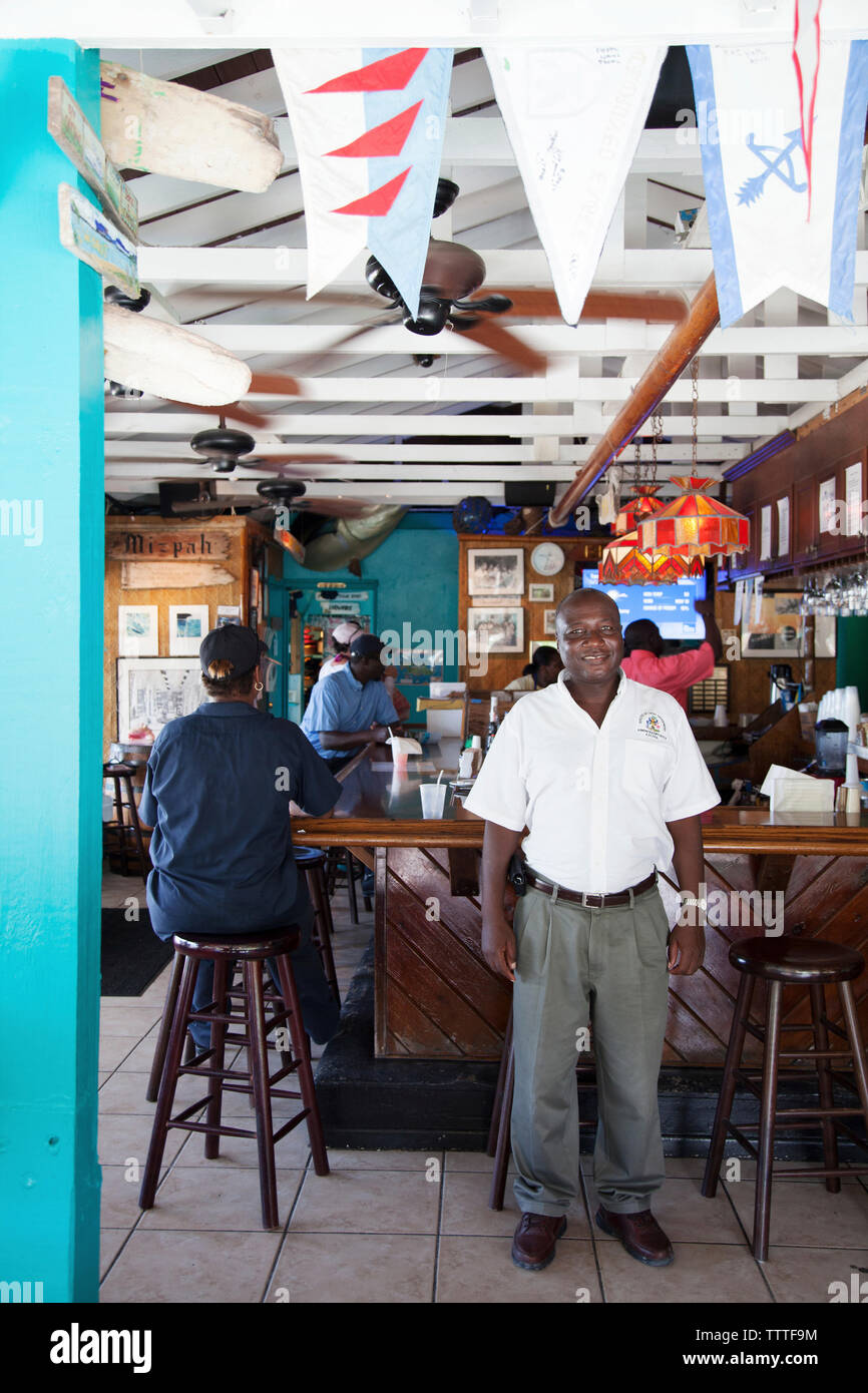 EXUMA, Bahamas. La gente del posto a Staniel Cay Yacht Club Staniel Cay. Foto Stock