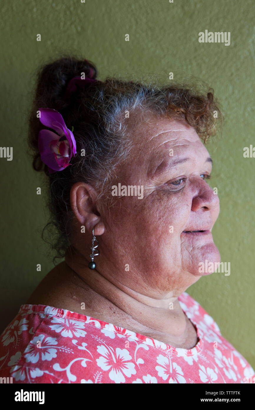 Polinesia francese, Tahaa Island. Donne locali presso il mercato Vaitoare. Foto Stock