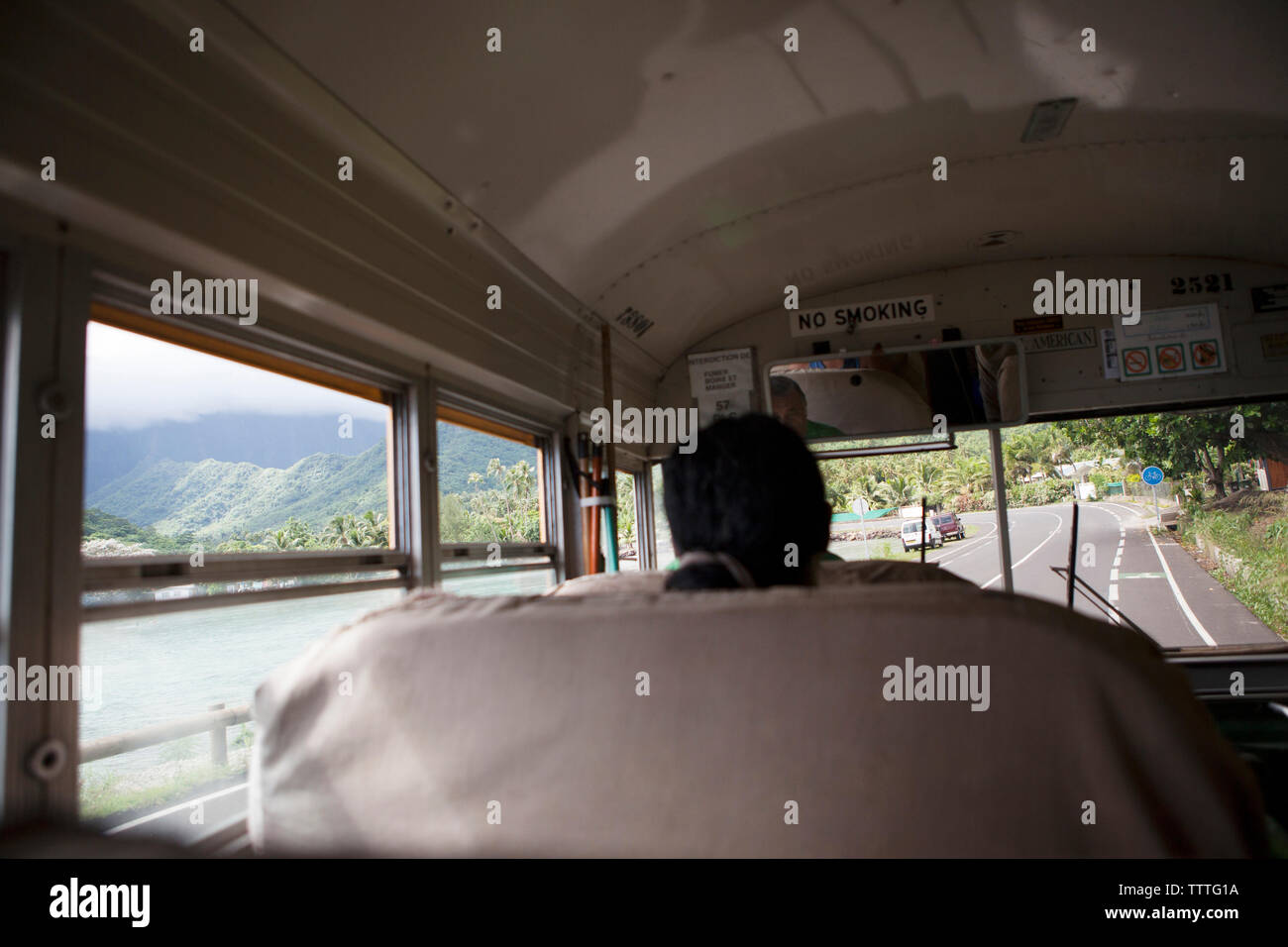 Polinesia Francese, Moorea. Equitazione il bus locale. Foto Stock
