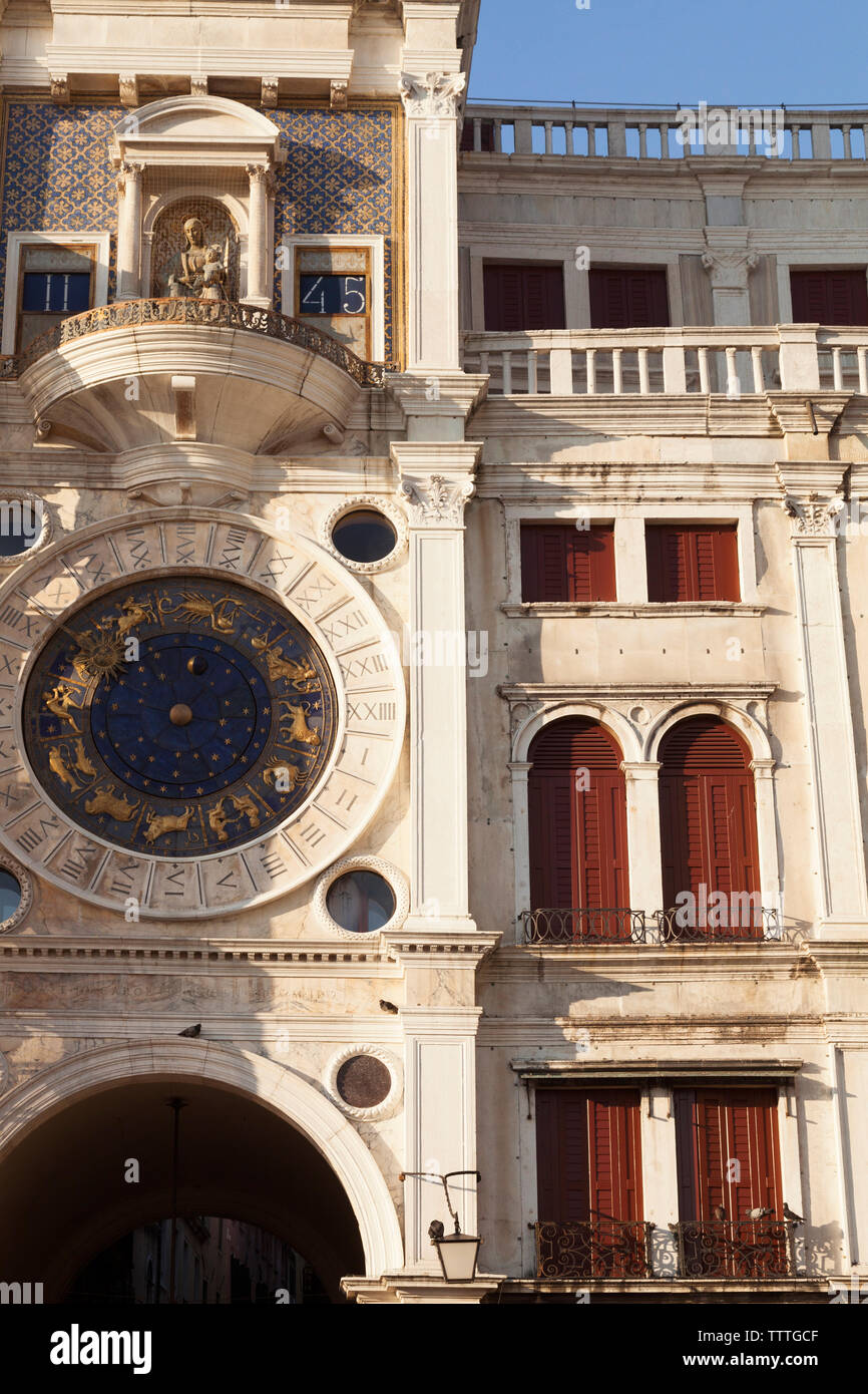 L'Italia, Venezia. La Torre dell'Orologio, Rinascimentale torre con orologio meccanico situato in Piazza San Marco. Foto Stock