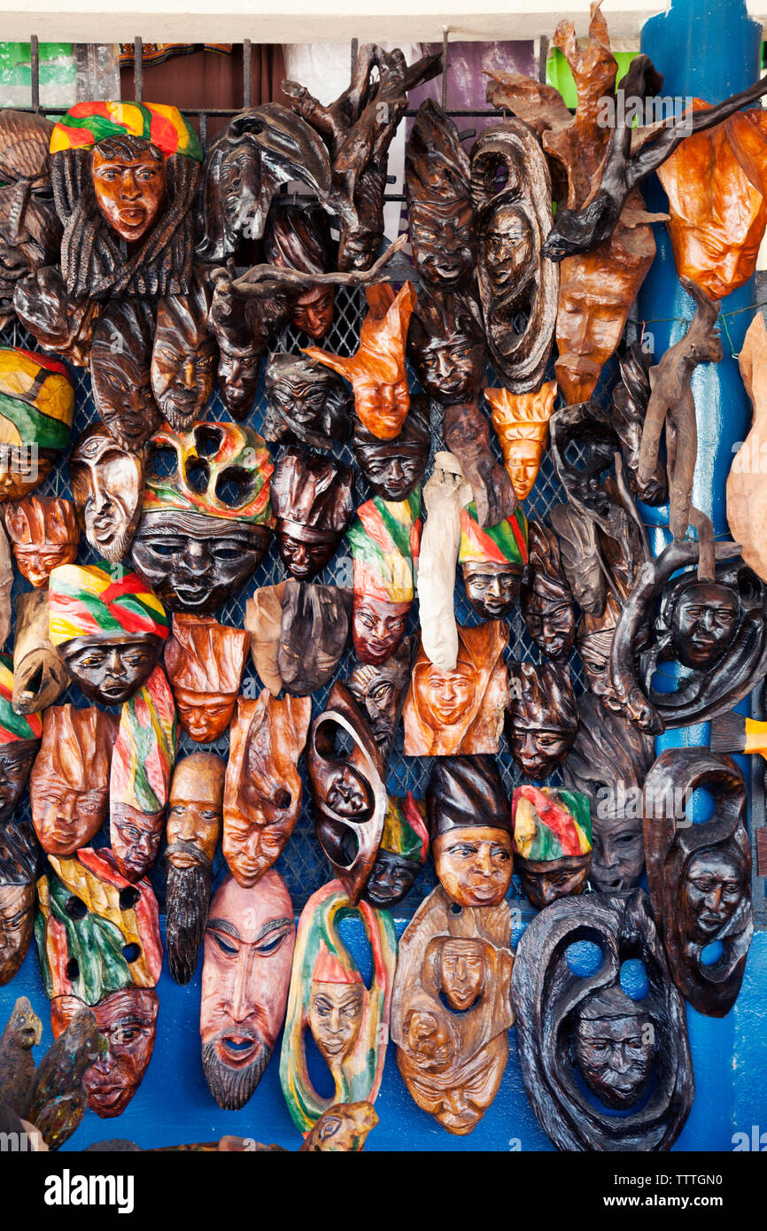 Giamaica, Port Antonio. Negozio di souvenir delle sculture di legno in vendita nel centro di Port Antonio. Foto Stock