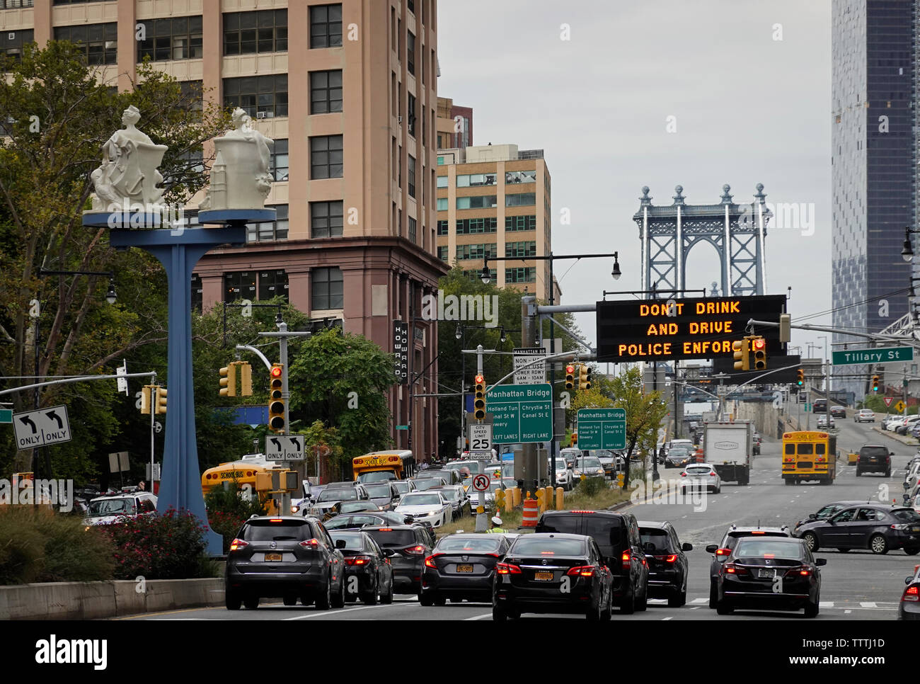 Manhattan Bridge il traffico dal centro di Brooklyn NYC laterale Foto Stock