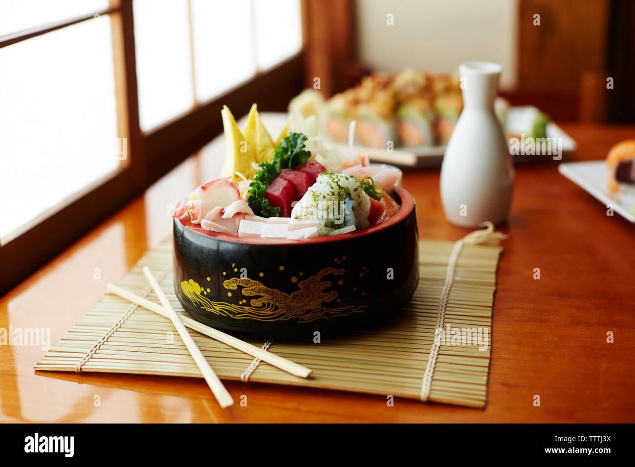Il cibo giapponese serviti al tavolo Foto Stock