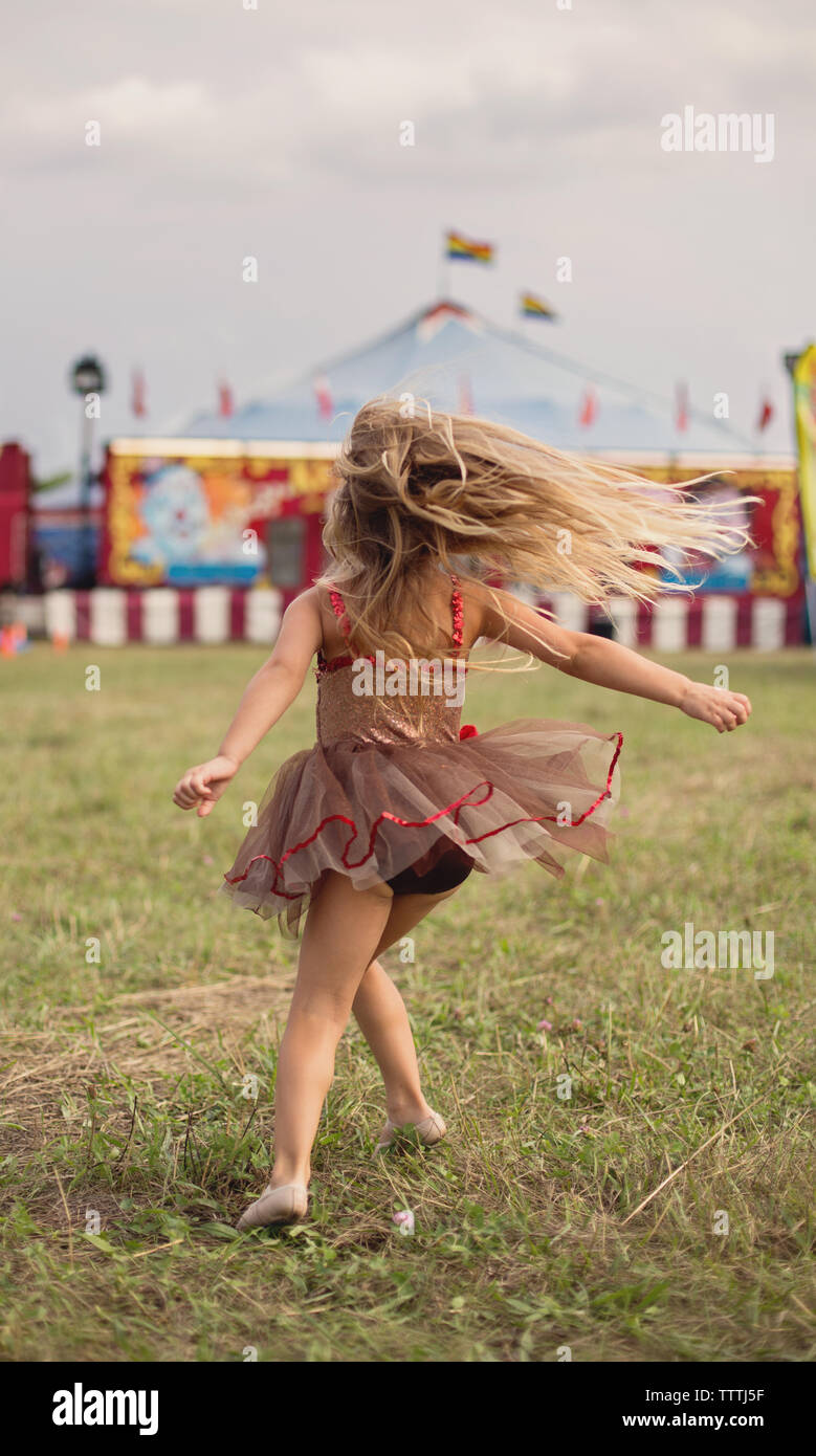 Bambina con grande circus sogni. Foto Stock