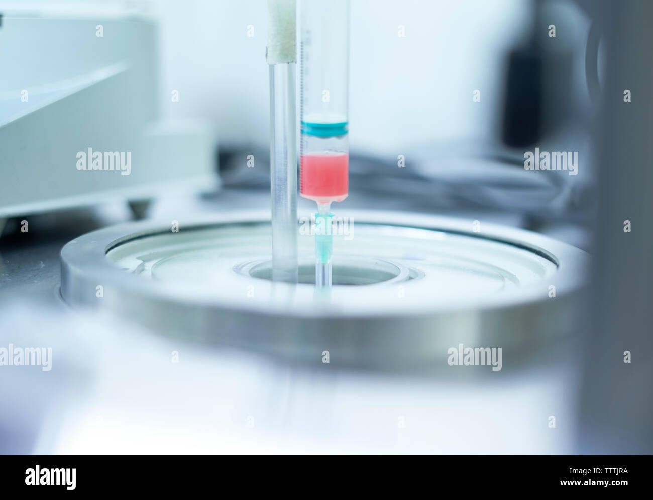 Il sangue in bottiglia di plastica, laboratorio dell'ospedale. Foto Stock