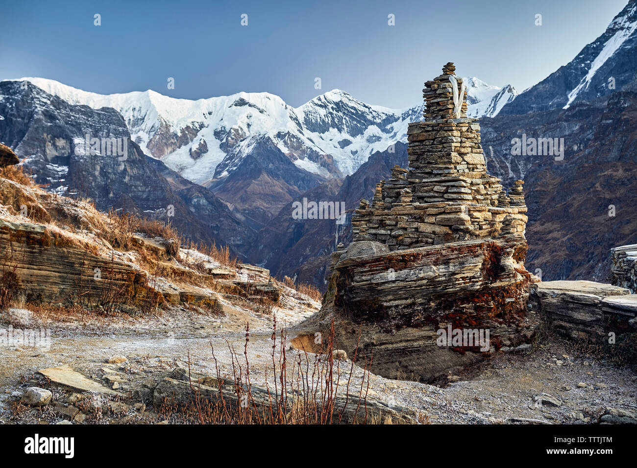 Vecchio rudere stupa su Mardi Himal trek contro il cielo chiaro durante il periodo invernale Foto Stock