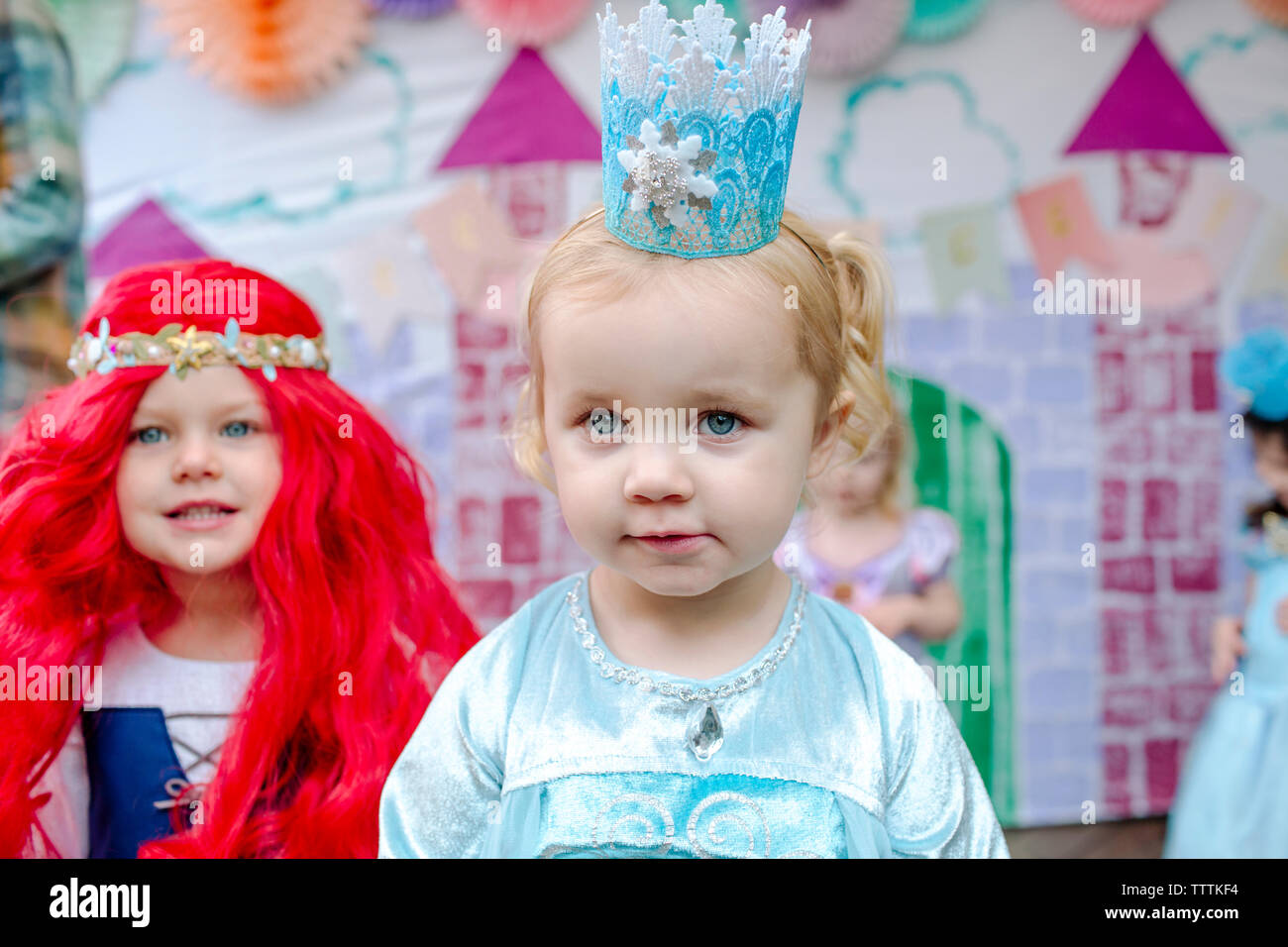 Cute ragazze contro la pittura del castello durante la principessa party Foto Stock