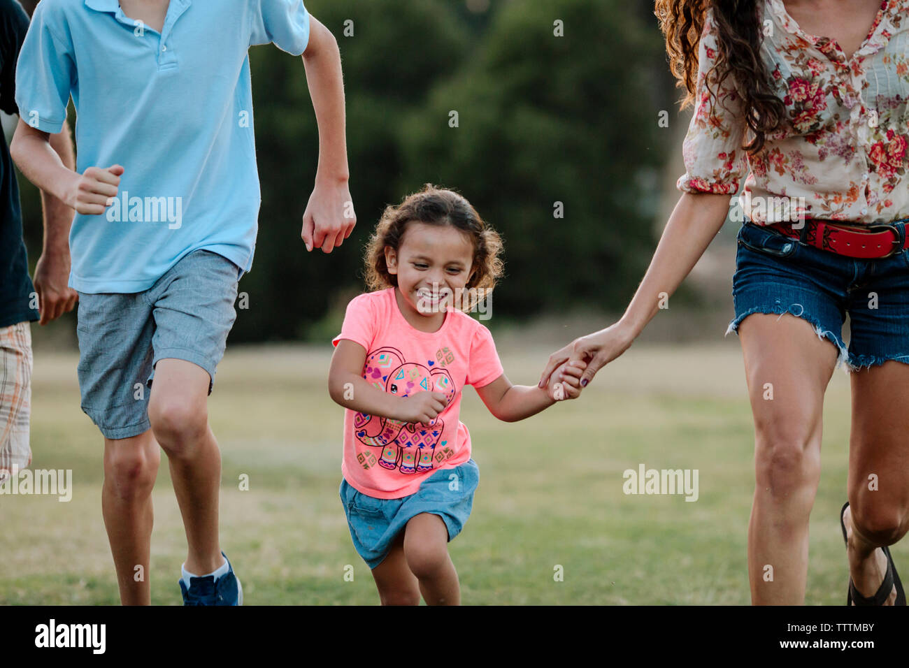 Famiglia giocoso acceso al park Foto Stock