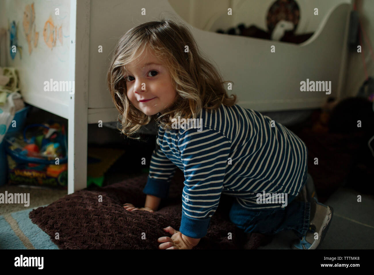 Ritratto di ragazza carina a giocare a casa Foto Stock