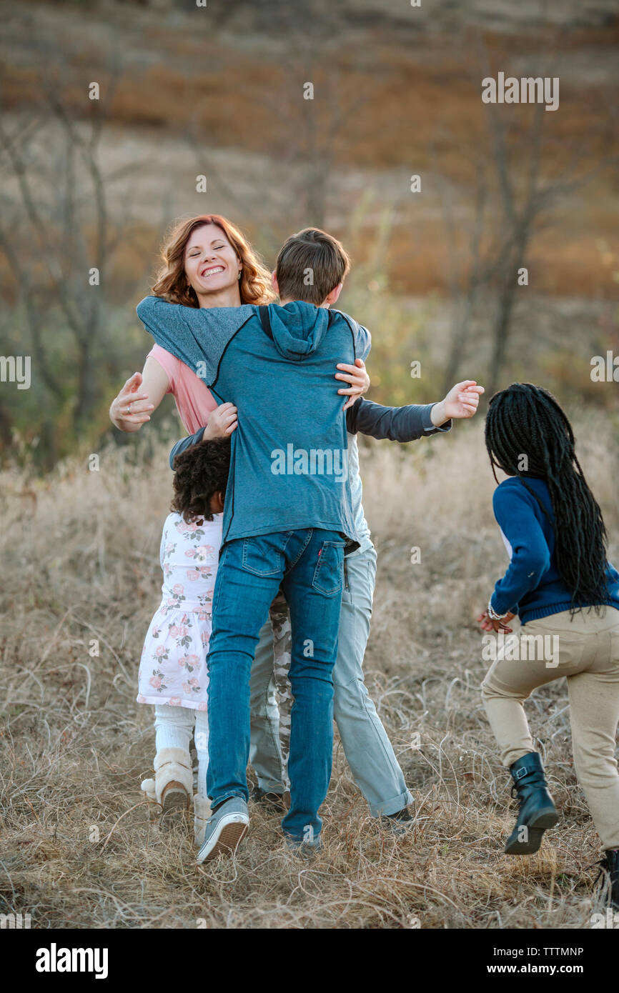 La madre a giocare con i bambini nella foresta Foto Stock