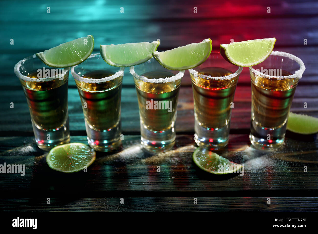 Oro tequila riprese con calce e sale in bar Foto Stock