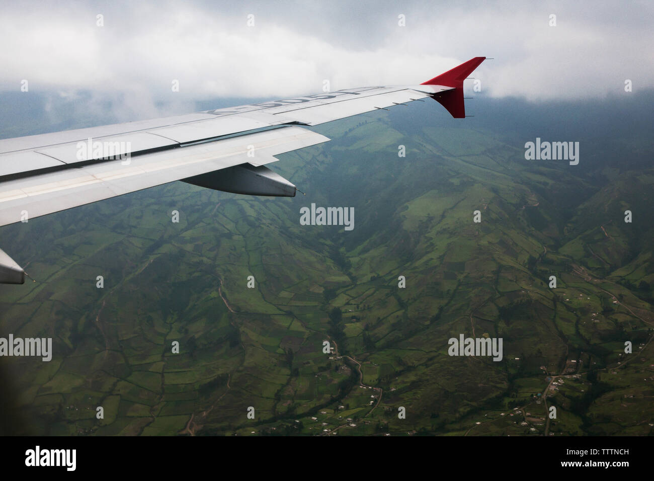 Immagine ritagliata di aereo volando sul verde paesaggio Foto Stock Immagine ritagliata di aereo volando sul verde paesaggio Foto Stock