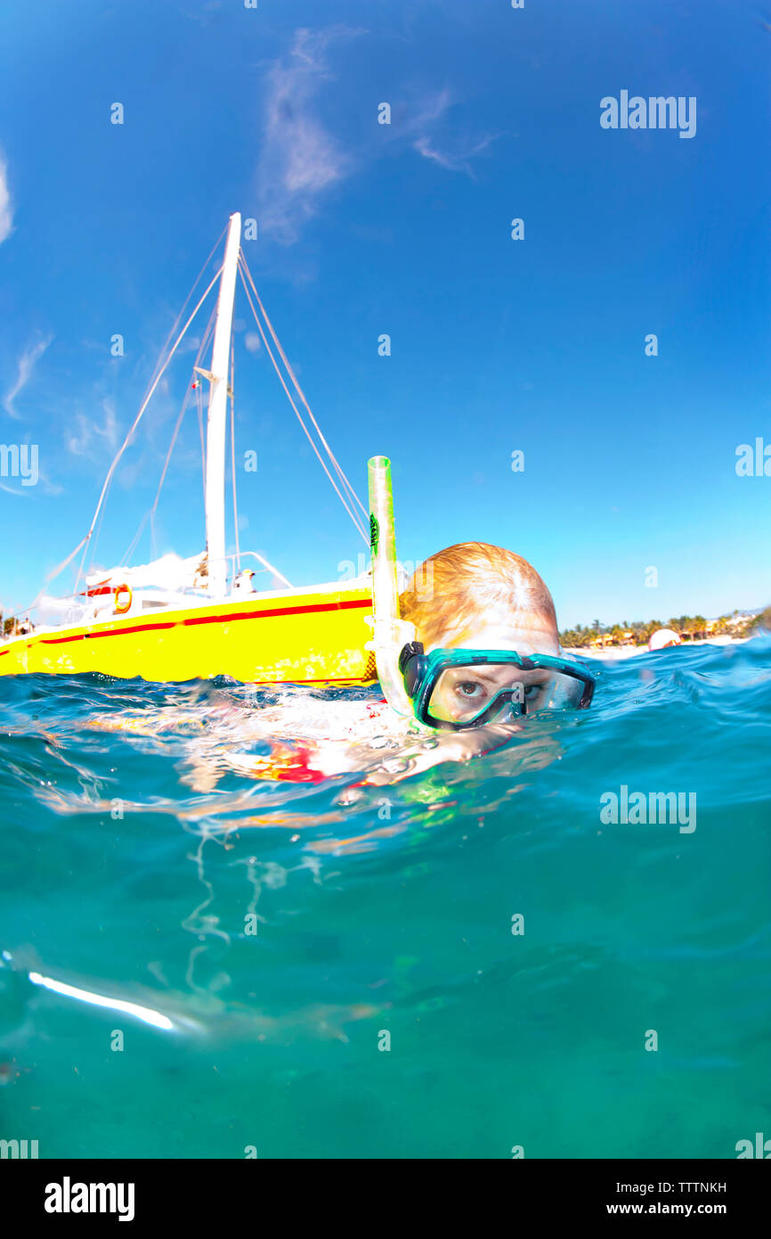 Ritratto di donna lo snorkeling in mare contro sky Foto Stock