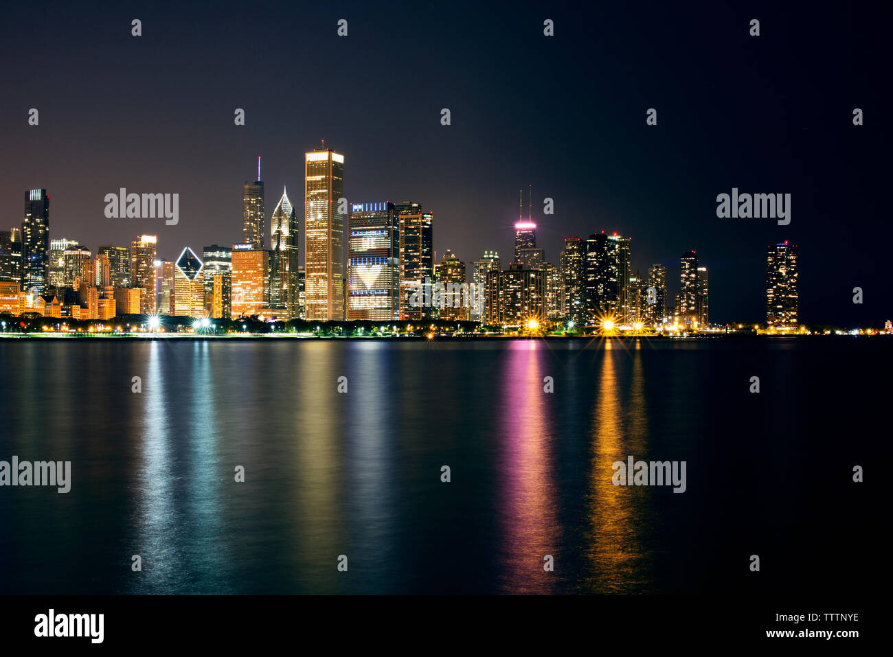 Paesaggio urbano illuminato dal Lago Michigan Foto Stock