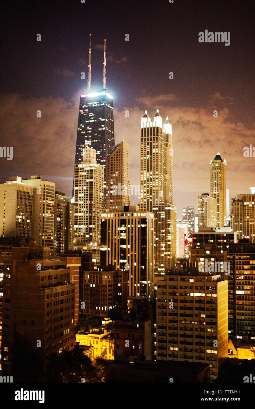 Illuminata John Hancock Center contro il cielo durante la notte Foto Stock