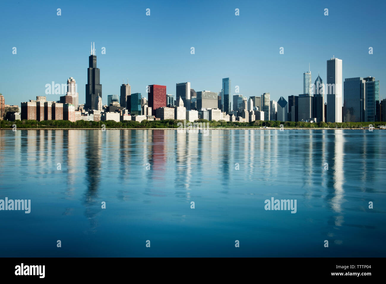 Paesaggio urbano dal Lago Michigan contro il cielo chiaro Foto Stock