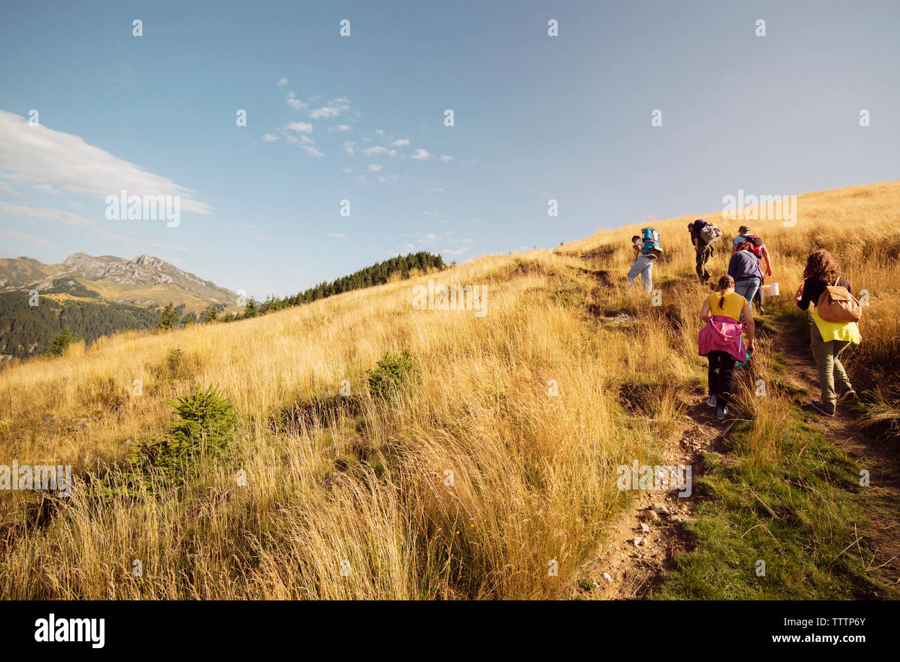 Gli escursionisti di montagna arrampicata contro sky Foto Stock