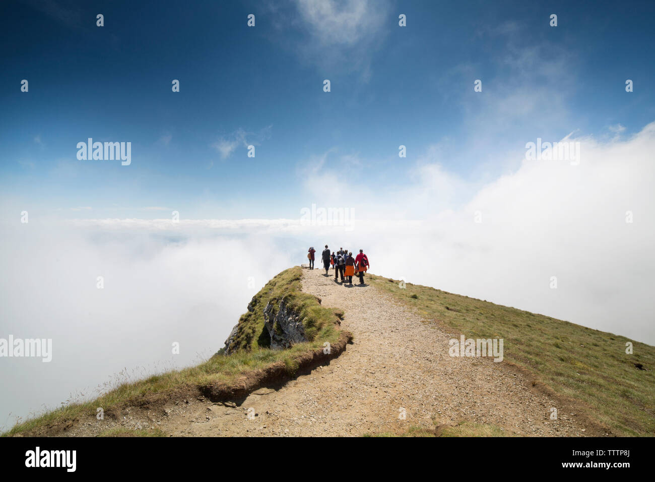 Gli escursionisti sulla scogliera coperto dalle nuvole Foto Stock