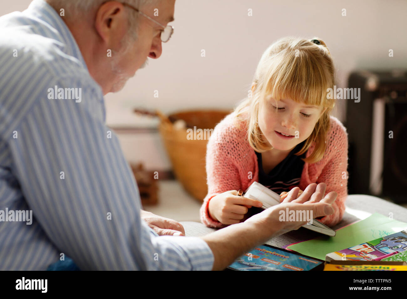 Nonno e nipote a casa Foto Stock
