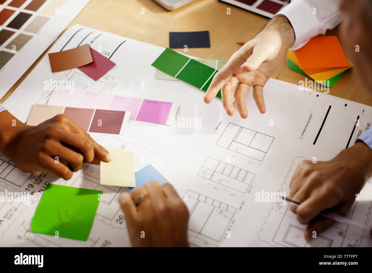 Immagine ritagliata della gente di affari a discutere per i campioni di colore Foto Stock