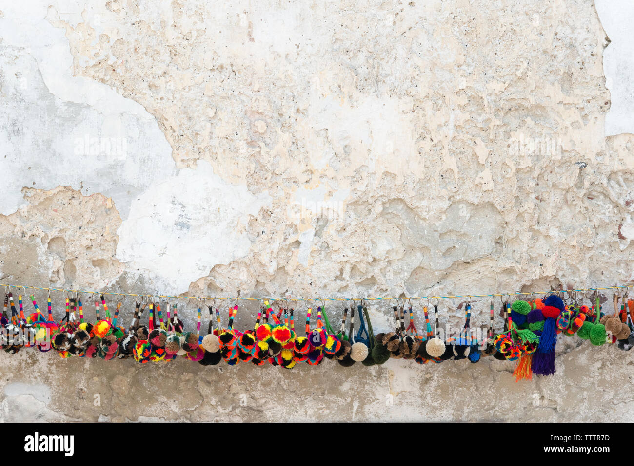 La vendita di piccoli ornamenti nella città vecchia, Cartagena, sito Patrimonio Mondiale dell'UNESCO, Dipartimento di Bolivar, Colombia Foto Stock