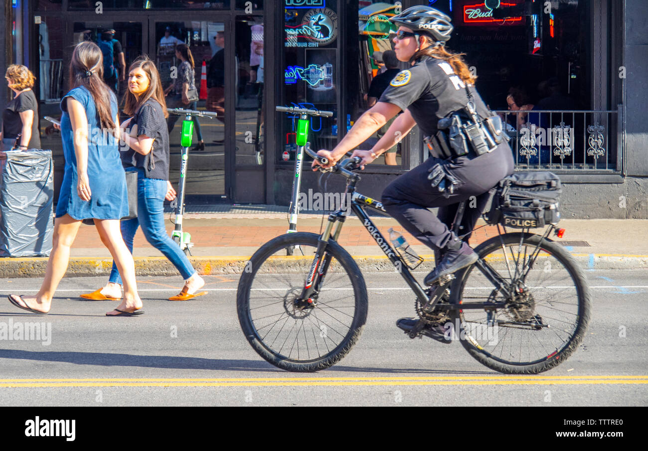Poliziotta in bicicletta mentre di pattuglia su Broadway durante la cambiale di NFL 2019 Nashville Tennessee negli Stati Uniti. Foto Stock