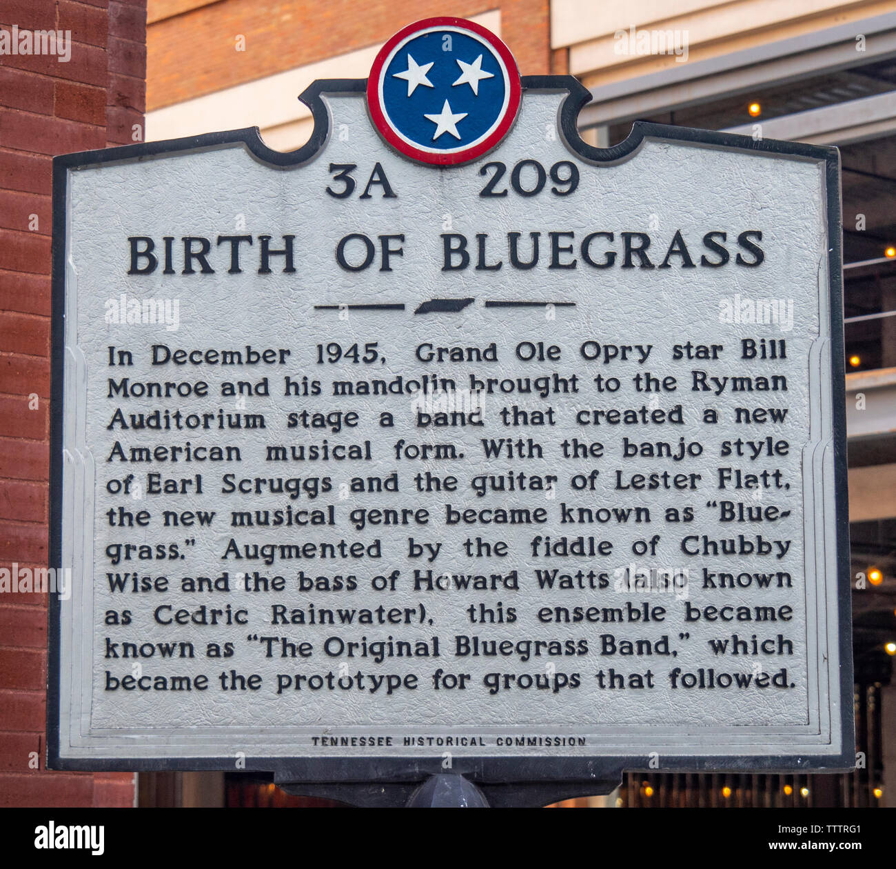 Un segno al di fuori il Ryman Auditorium per spiegare la nascita della musica bluegrass in Nashville Tennessee negli Stati Uniti. Foto Stock