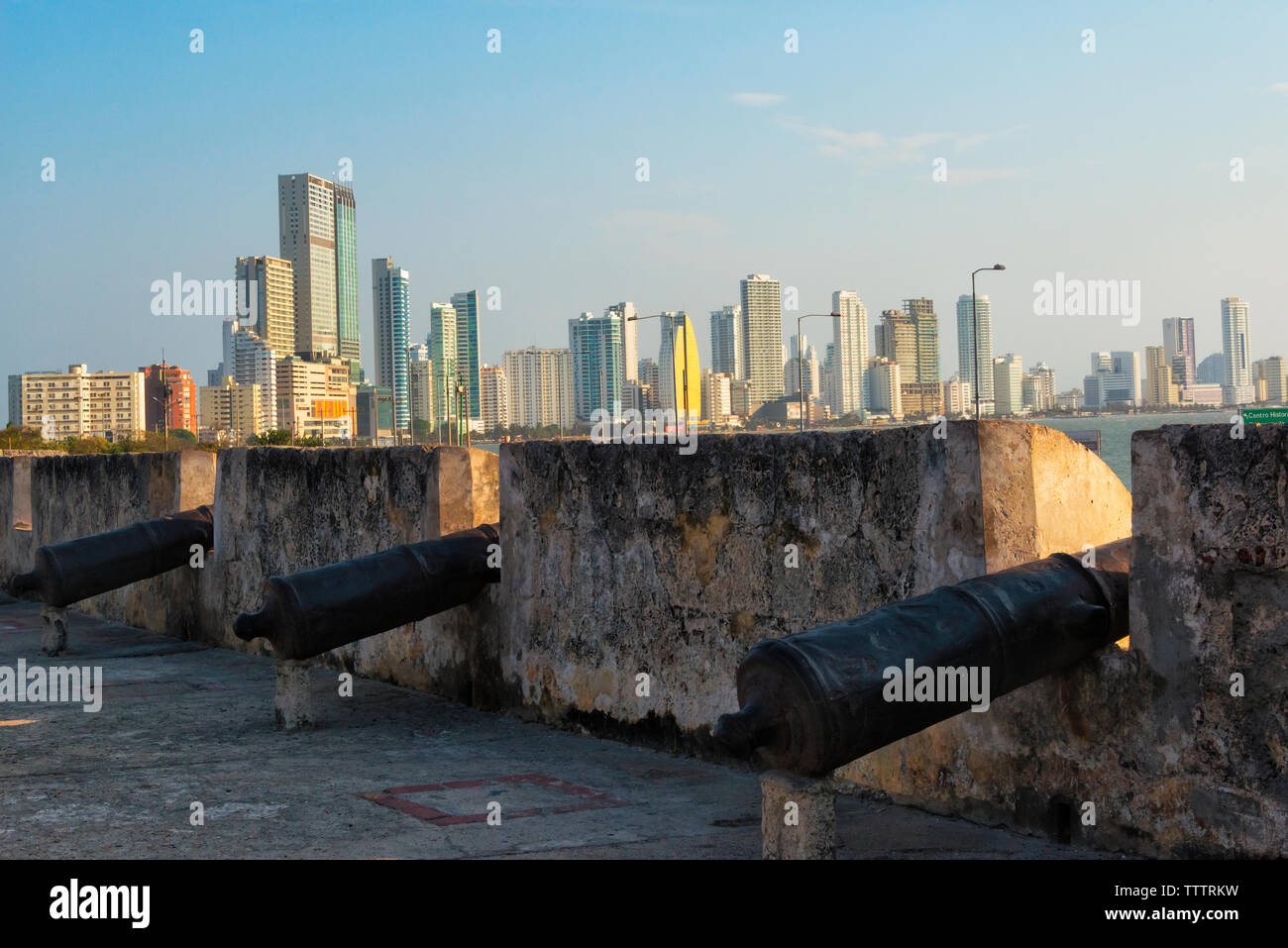Vecchio muro e cannoni nella città vecchia, alta sorge la città nuova, Cartagena, sito Patrimonio Mondiale dell'UNESCO, Dipartimento di Bolivar, Colombia Foto Stock