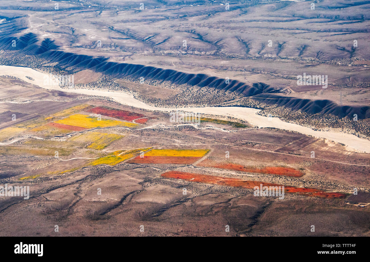 Vista aerea di coloratissimi e fiume Uyuni, dipartimento di Potosi, Bolivia Foto Stock