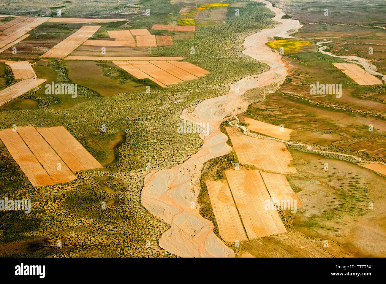 Vista aerea del fiume tortuoso attraverso colorate farmland, Uyuni, dipartimento di Potosi, Bolivia Foto Stock