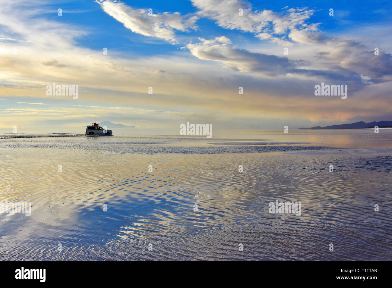 Jeep guida su acqua sale coperta piatta, Salar de Uyuni, dipartimento di Potosi, Bolivia Foto Stock
