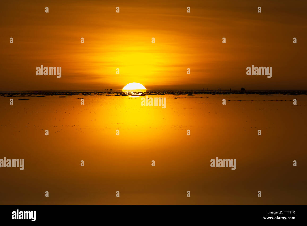 Tramonto sulla distesa di sale coperte con acqua, Salar de Uyuni, dipartimento di Potosi, Bolivia Foto Stock